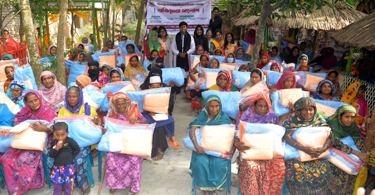 ব্যতিক্রমী অনুষ্ঠানের অতিথি ঝালমুড়ি-বাদাম বিক্রেতা-ফেরিওয়ালা