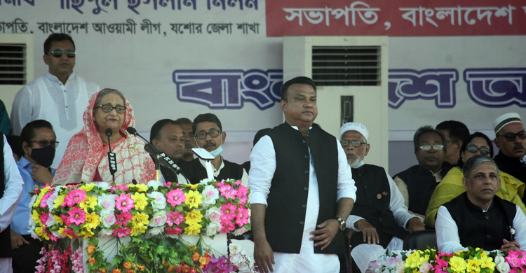 উন্নয়নের প্রতিশ্রুতি, নৌকায় ভোট চাইলেন প্রধানমন্ত্রী