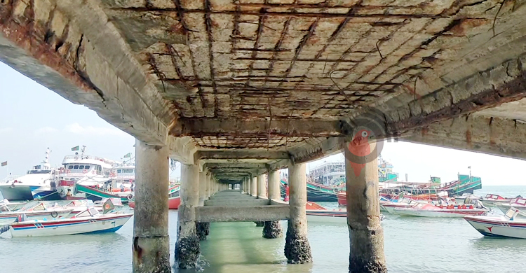 সেন্টমার্টিনে নামার একমাত্র জেটির ভয়ঙ্কর দশা