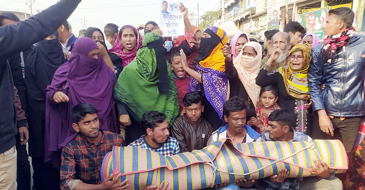 ঝিনাইদহে গৃহবধূর লাশ নিয়ে সড়ক অবরোধ