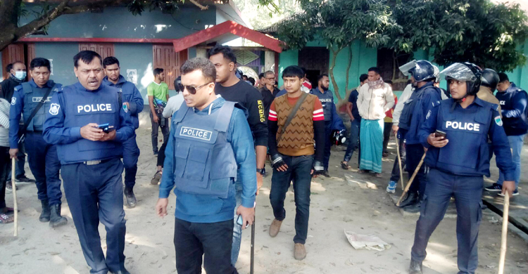 বিজয়ী-পরাজিত প্রার্থীর সমর্থকদের ধাওয়া-পাল্টা ধাওয়া, বাড়ি ভাঙচুর