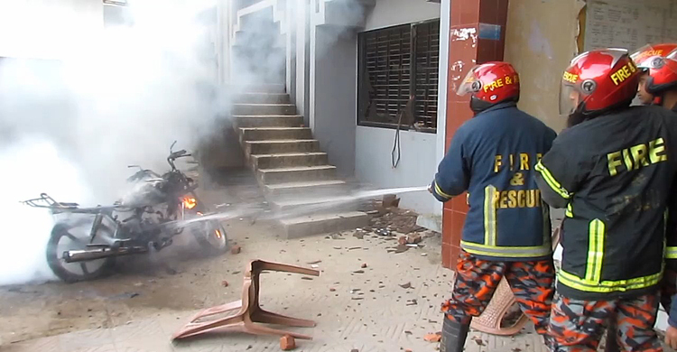 শৈলকুপায় পৌরভবনে ভাঙচুর, মেয়রের সমর্থককে কুপিয়ে জখম