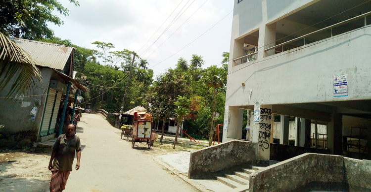 মিটারের অভাবে দেড় মাস ধরে দোকানের সংযোগে চলছে স্কুলের ফ্যান