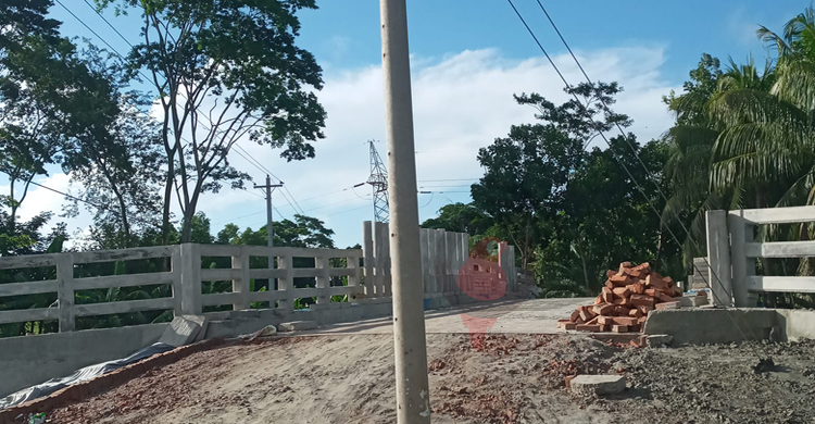 বিদ্যুতের খুঁটি রেখেই চলছে ২ সেতুর সংযোগসড়ক সংস্কার কাজ