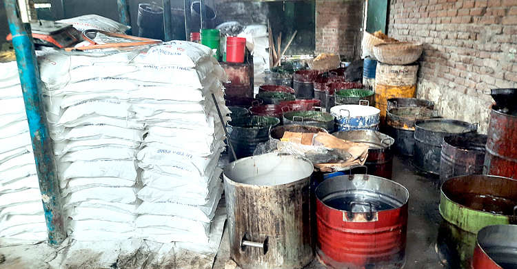 আবাসিক এলাকায় কাঠ পুড়িয়ে কেমিক্যাল তৈরি, ২ মালিকের জেল-জরিমানা