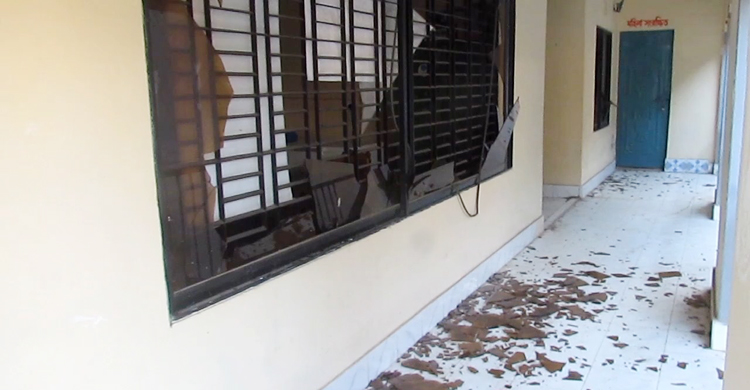 শৈলকুপায় পৌরভবনে ভাঙচুর, মেয়রের সমর্থককে কুপিয়ে জখম