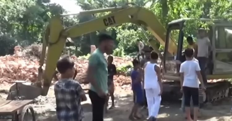 বাড়ি খননের সময় পাওয়া &lsquo;গুপ্তধন&rsquo; খুঁজছে পুলিশ