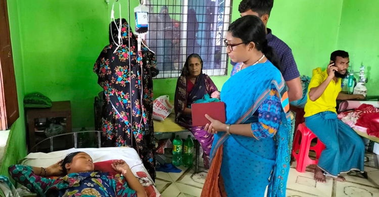 বেদে পরিবারে একসঙ্গে তিন সন্তানের জন্ম, অর্থ সহায়তা দিলেন ইউএনও