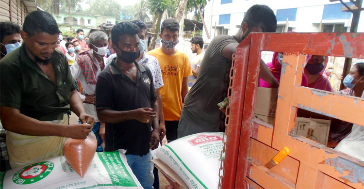 ‘আমাগো সব কাম-কাইজ বন্ধ অইয়্যা গ্যাছে, খামু কী?’