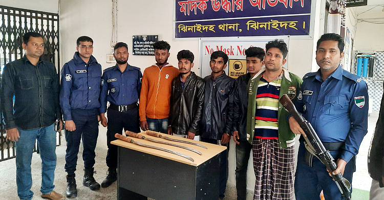 ঝিনাইদহে দেশীয় অস্ত্রসহ গ্রেফতার ৫