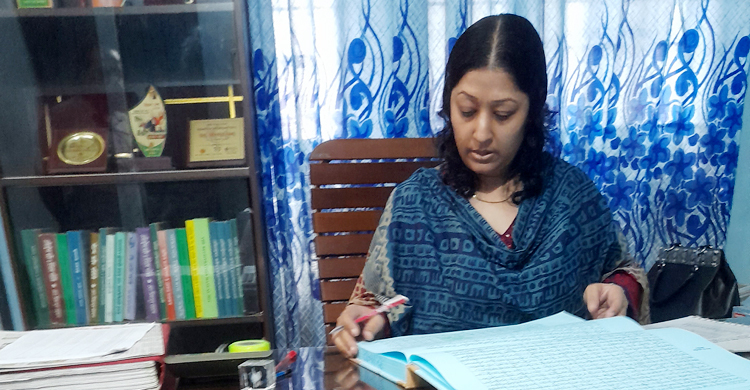 স্বামীসহ সাব-রেজিস্ট্রারের সম্পদের হিসাব চেয়েছে দুদক