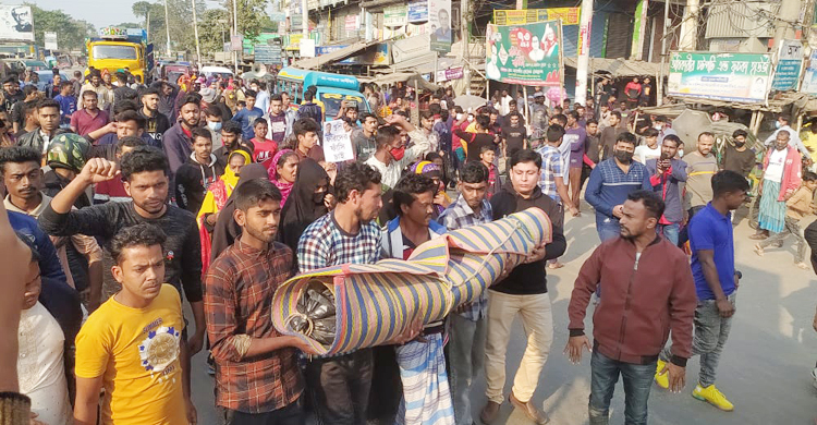 ঝিনাইদহে গৃহবধূর লাশ নিয়ে সড়ক অবরোধ