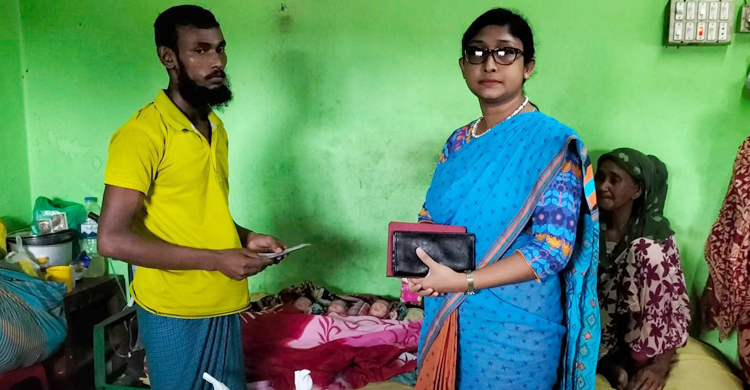 বেদে পরিবারে একসঙ্গে তিন সন্তানের জন্ম, অর্থ সহায়তা দিলেন ইউএনও