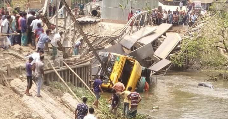 ঝিনাইদহে লোহার ব্রিজ ভেঙে নদীতে ট্রাক