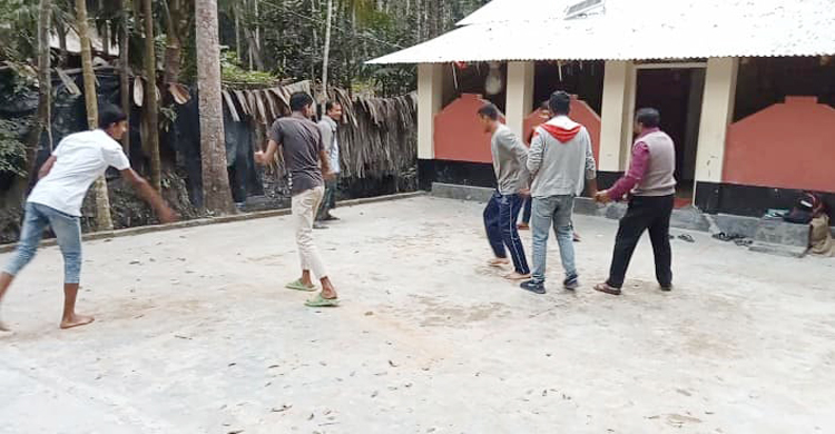 গ্রামে এখনো দেখা মেলে দাঁড়িয়াবান্ধা খেলার