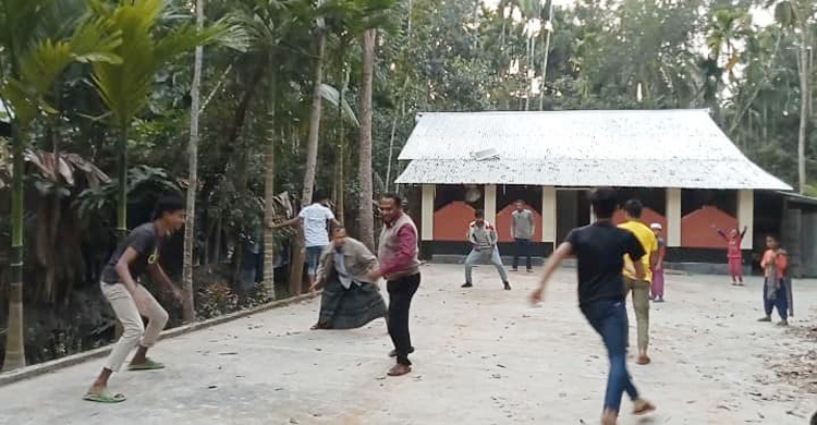 গ্রামে এখনো দেখা মেলে দাঁড়িয়াবান্ধা খেলার