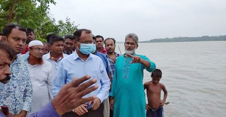 রাস্তা ভেঙে নদীতে, ভোগান্তিতে পাঁচ গ্রামের মানুষ