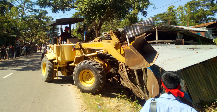 ঝালকাঠিতে দেড় কিলোমিটার সড়কে উচ্ছেদ অভিযান
