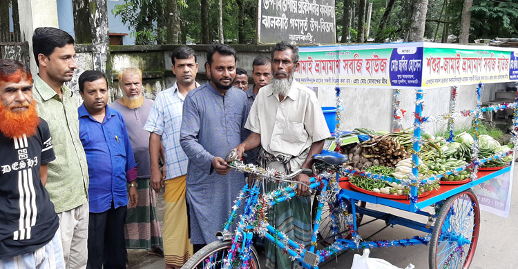 অসহায় বৃদ্ধকে সবজির দোকান উপহার দিলেন যুবলীগ নেতা