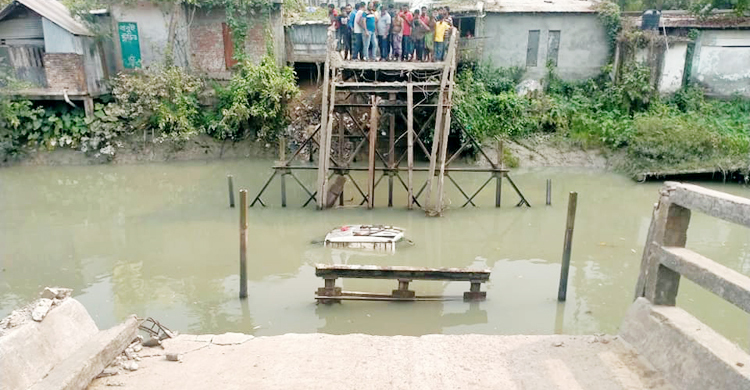 অতিরিক্ত পাথর বোঝাই ট্রাকের চাপে সেতু ভেঙে খালে