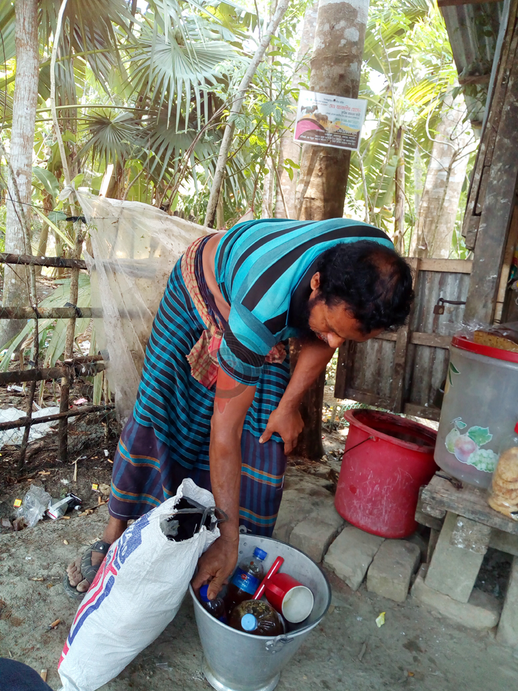 মৌচাকের অর্ধেক মধু শাহ আলমের মজুরি