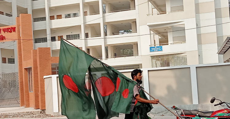 বিজয় দিবস উপলক্ষে ঝালকাঠিতে পতাকা বিক্রির ধুম