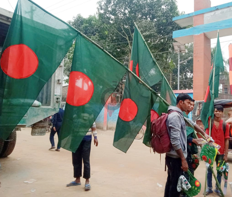 বিজয় দিবস উপলক্ষে ঝালকাঠিতে পতাকা বিক্রির ধুম
