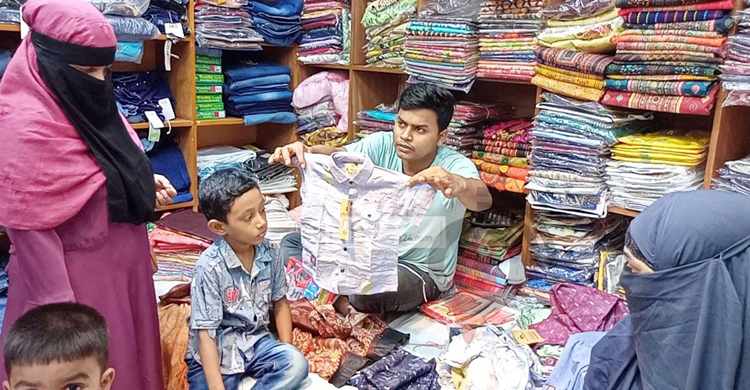 ঝালকাঠিতে শেষ মুহূর্তে জমে উঠেছে ঈদের কেনাকাটা