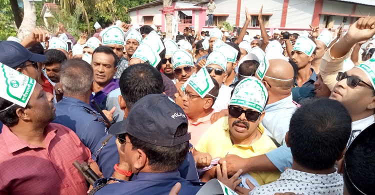 ঝালকাঠিতে পুলিশি বাধায় পণ্ড যুবদলের প্রতিষ্ঠাবার্ষিকীর শোভাযাত্রা