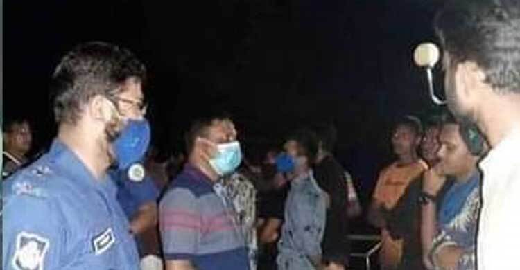 শিক্ষার্থীদের ঘরমুখী করতে ঝালকাঠিতে পুলিশের বিশেষ অভিযান