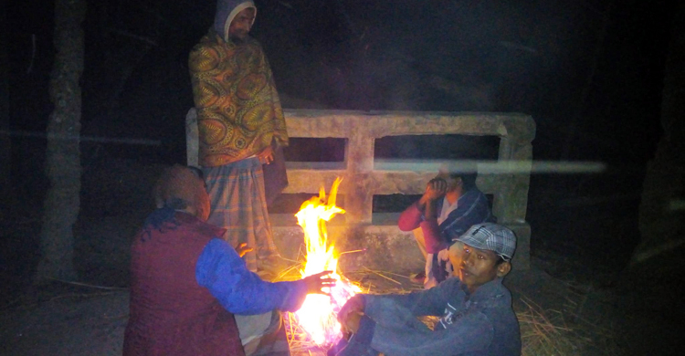 শীতে জবুথবু নদী পাড়ের মানুষ