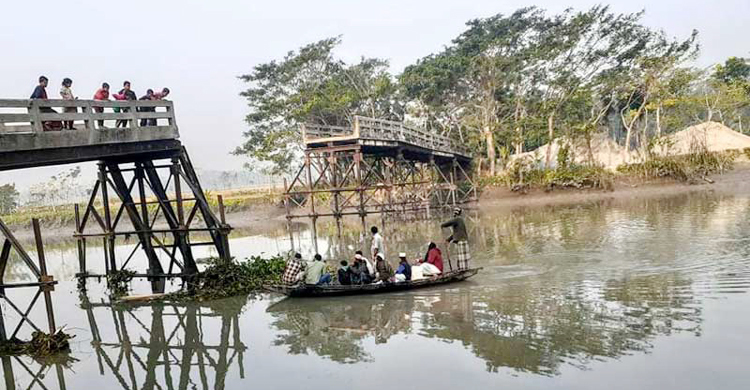 নৌকার ধাক্কায় নদীতে ভেঙে পড়ল সেতু