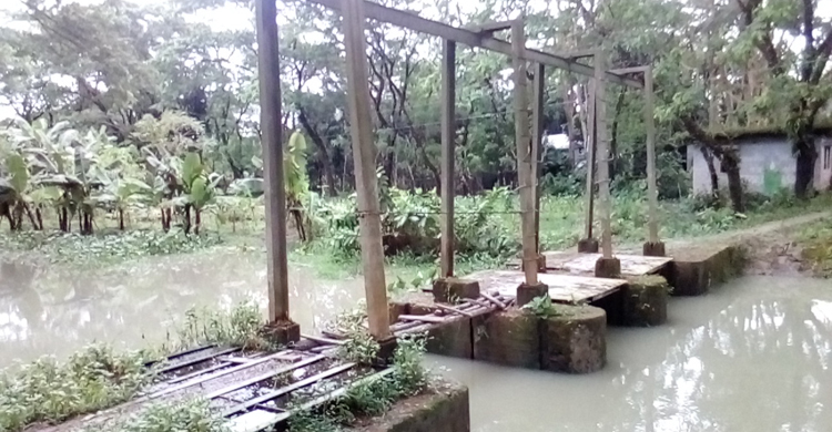 অকারণে দাঁড়িয়ে আছে ২১৭ স্লুইচ গেট