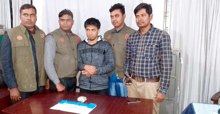 কলেজছাত্রের কাছে মিলল ১ হাজার ইয়াবা