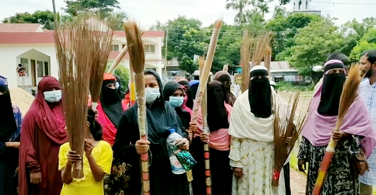 ৩৭ হাজার বোতল মদ জব্দ: চেয়ারম্যান আজিজের বিরুদ্ধে ঝাড়ু মিছিল
