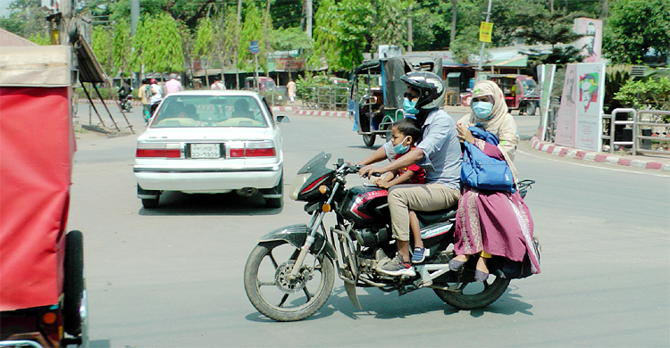 লকডাউন উপেক্ষা করে অবাধে ঘুরছে মানুষ