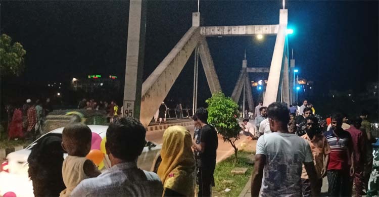 গরমে স্বস্তি পেতেই হাতিরঝিলে মানুষের ভিড়