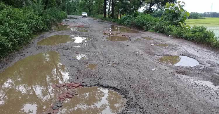 মহাসড়কে বড় বড় গর্ত, নজর নেই কর্তৃপক্ষের