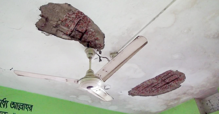 হাসপাতালের ছাদের পলেস্তারা খসে রোগীসহ আহত ৩