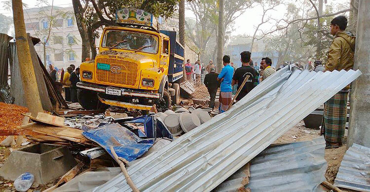 পথচারীকে বাঁচাতে গিয়ে চায়ের দোকানে উঠে গেল ট্রাক