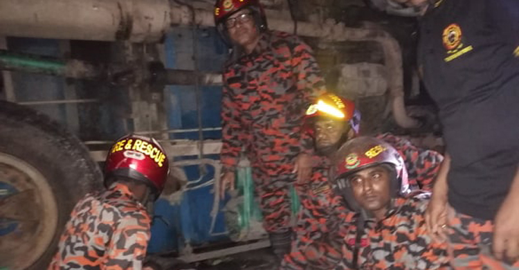 ভ্যানের ওপর উল্টে পড়ল ট্রাক, নিহত ২