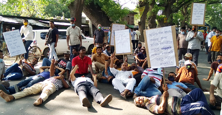 ঝিনাইদহে বকেয়া বেতনের দাবিতে মহাসড়ক অবরোধ