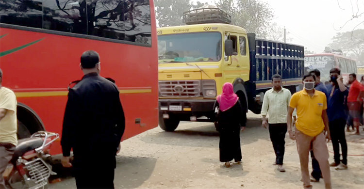 ধুলাবালুতে অতিষ্ঠ হয়ে মহাসড়ক অবরোধ করল বিক্ষুব্ধ জনতা