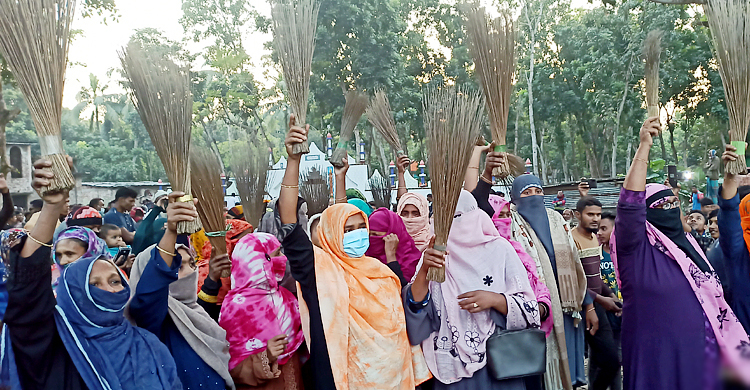 কালীগঞ্জে নবনির্বাচিত ইউপি চেয়ারম্যানের বিরুদ্ধে ঝাড়ু মিছিল