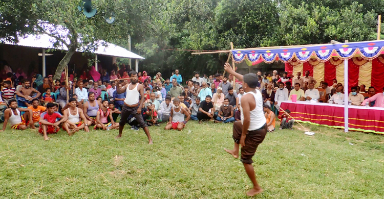 শৈলকুপায় গ্রাম-বাংলার ঐতিহ্যবাহী লাঠিখেলা দেখে মুগ্ধ দর্শক