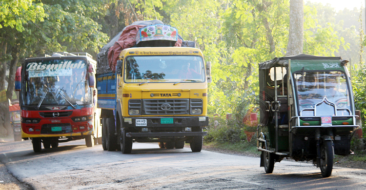 ঝিনাইদহের সড়কে মৃত্যুর মিছিল, অবৈধ যান থামাবে কে?