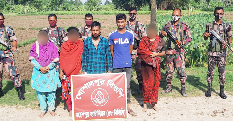 মহেশপুর সীমান্তে নারী-শিশুসহ আটক ৯