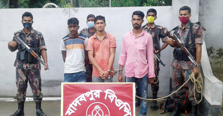 মহেশপুর সীমান্ত দিয়ে অবৈধ প্রবেশের অপরাধে আটক ১৯