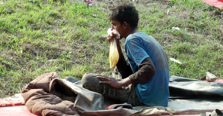 উপজেলা পরিষদের স্মৃতিস্তম্ভে বসে মাদক সেবন!