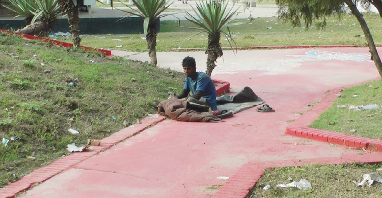 উপজেলা পরিষদের স্মৃতিস্তম্ভে বসে মাদক সেবন!